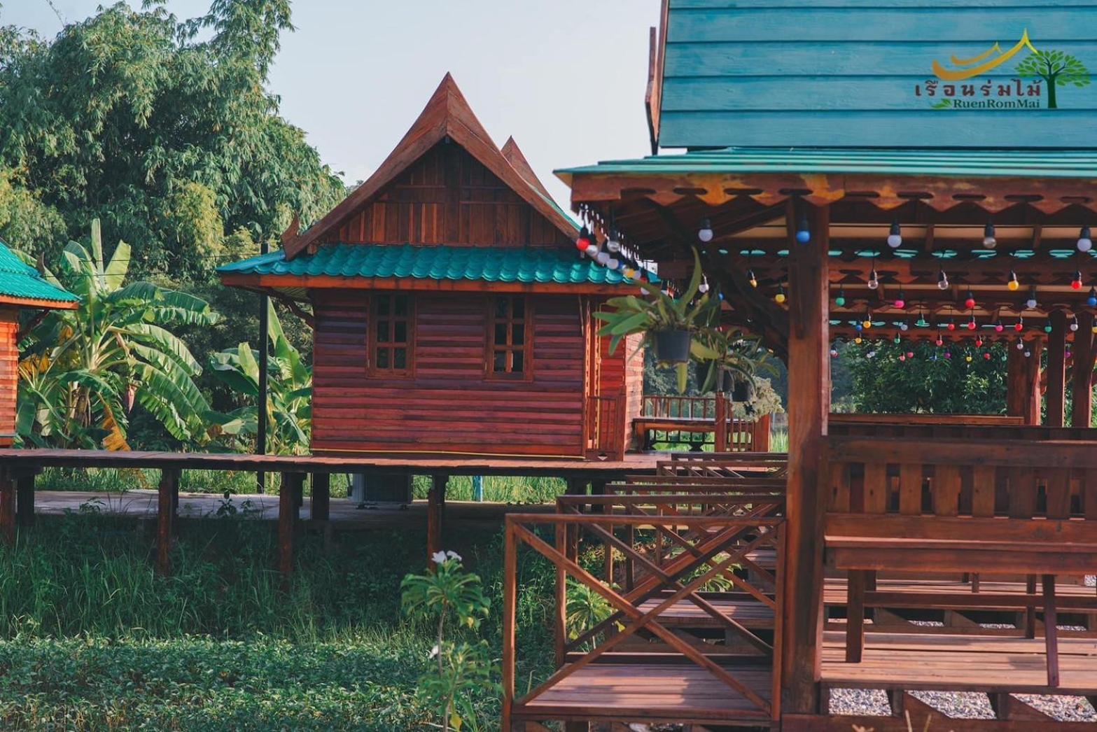 เรือนร่มไม้รีสอร์ท Ruenrommai Hébergement de vacances *